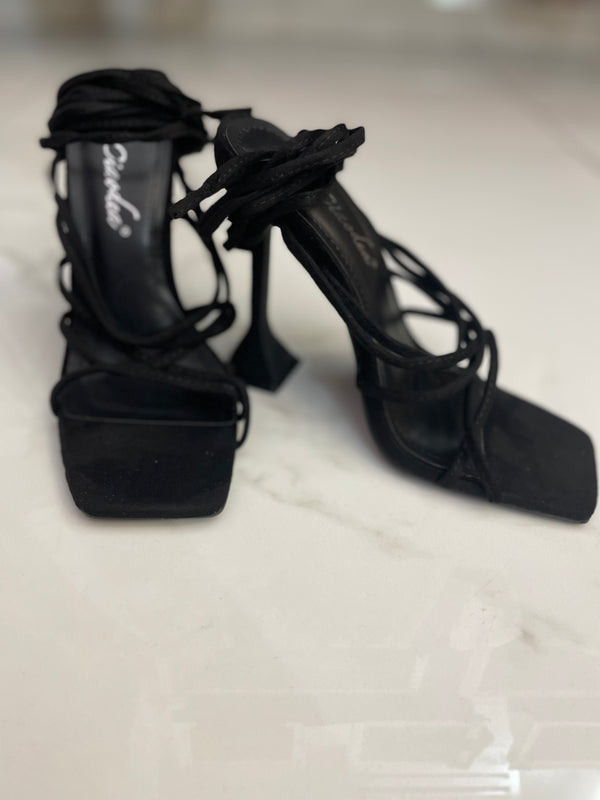 Sandali con lacci intrecciati