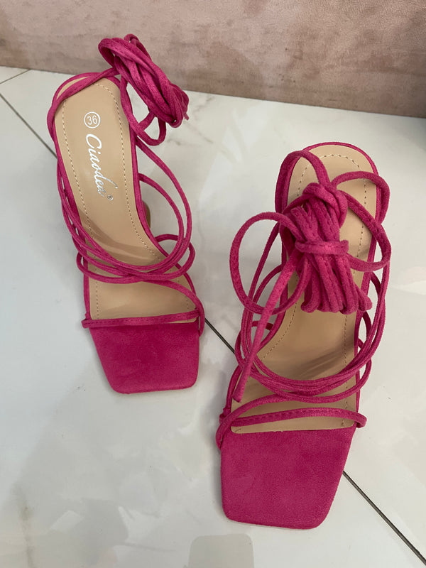 Sandali con lacci intrecciati