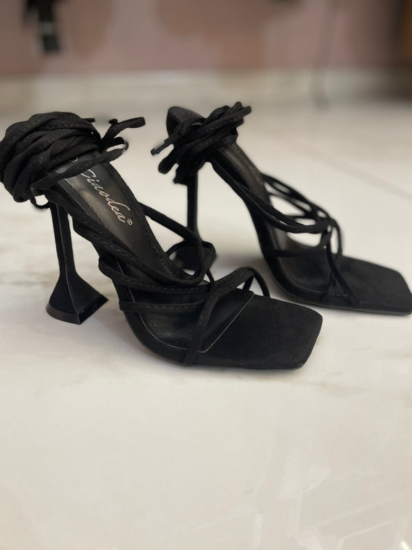 Sandali con lacci intrecciati