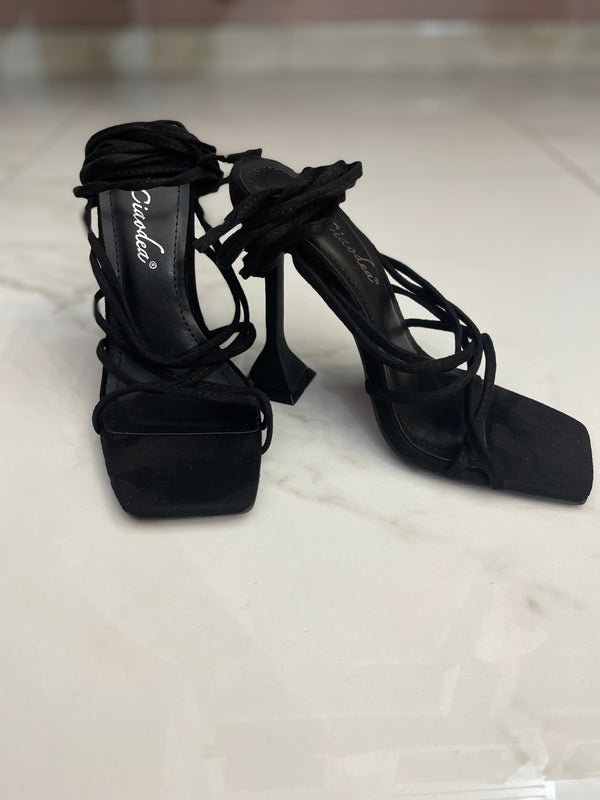 Sandali con lacci intrecciati