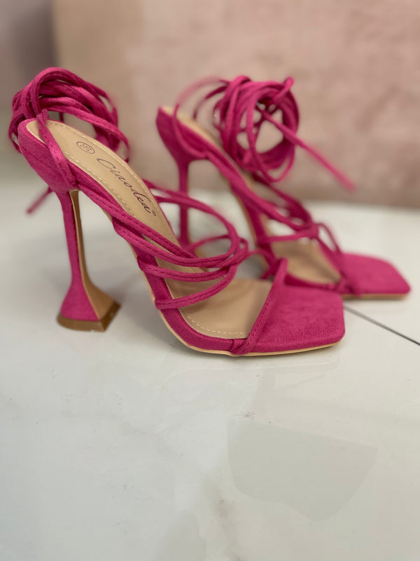 Sandali con lacci intrecciati